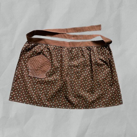 Vintage Half Apron Brown Fabric with Small Floral Print and Leaf Design Pocket - Picture 4 of 4